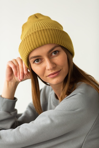 Vrouw poseren in winter hoed geïsoleerd