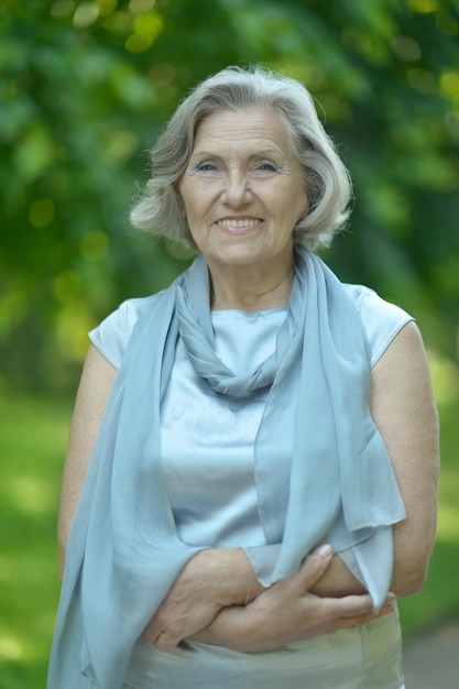 Vrouw poseren in zomer park
