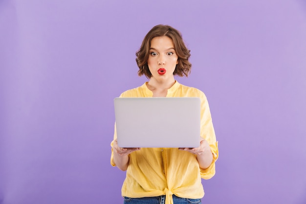 Vrouw poseren met behulp van laptopcomputer