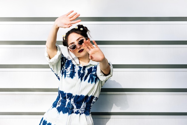 Foto vrouw poseren met zonnebril