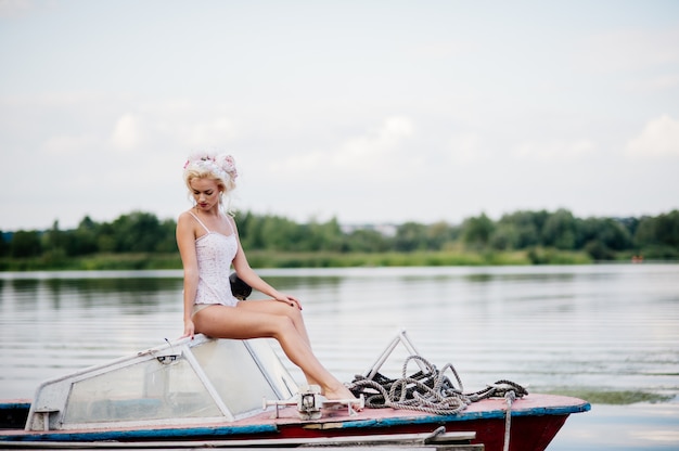 vrouw poseren voor een foto in de haven