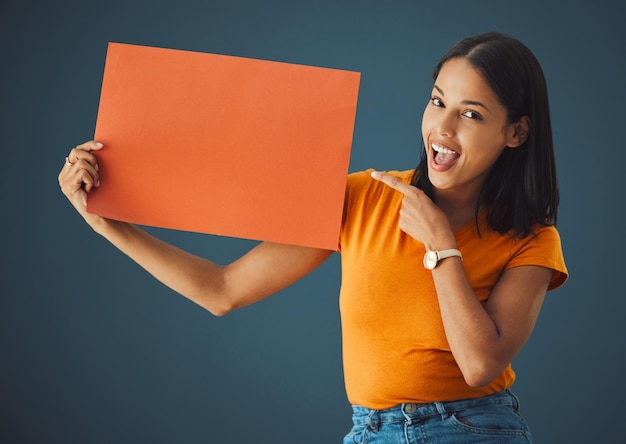 Vrouw poster portret en wow mockup ruimte te koop korting of promotie Model wijzend of adverteren productplaatsing logo of merk billboard op papieren bord of banner in studio achtergrond