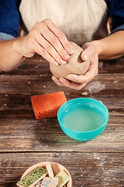 Vrouw pottenbakker beeldhouwt