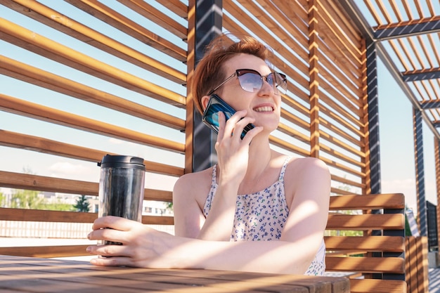 Vrouw praat op een mobiele telefoon en lacht