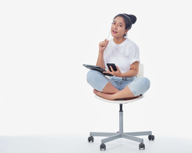 Foto vrouw praten aan de telefoon tijdens het gebruik van tablet