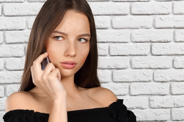 Vrouw praten aan de telefoon