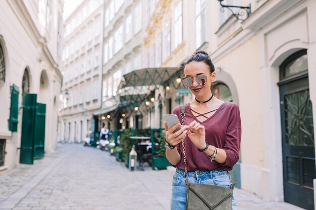 Vrouw praten door haar smartphone in de stad jonge aantrekkelijke toerist buiten in de italiaanse stad