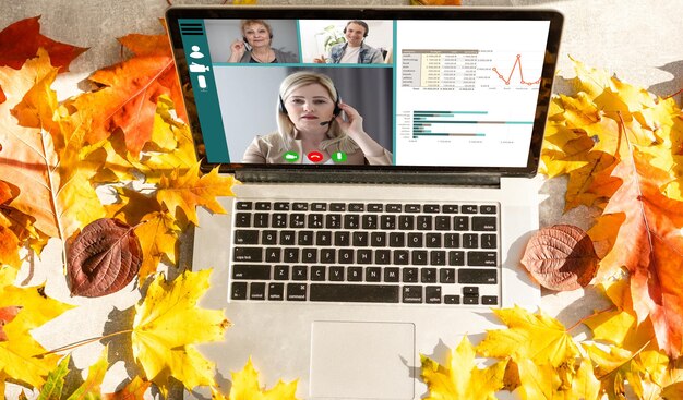 Foto vrouw praten met behulp van laptop computer werken en video conferentie online vergadering met collega's thuis. creatieve vrouw praten video chat bellen met het bedrijfsteam. werk vanuit huis concept.