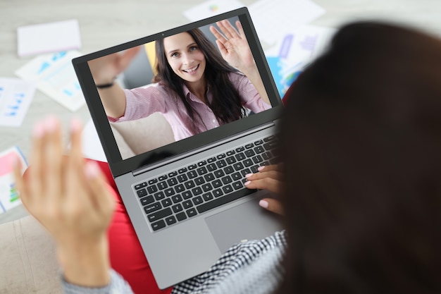 Vrouw praten met een online communicatieambtenaar met laptop