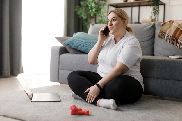 Vrouw praten op mobiel tijdens training