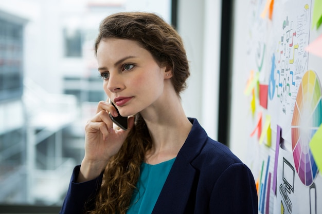 Vrouw praten op mobiele telefoon