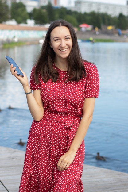 vrouw praten op mobiele telefoon