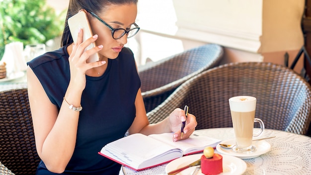 Vrouw praten over de telefoon.