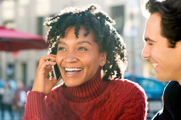 Vrouw praten over de telefoon