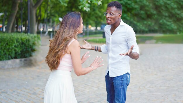 Vrouw probeert haar vriendje te kalmeren.