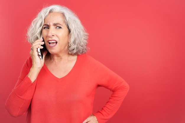 Vrouw probeert te horen wat ze zeggen via de mobiel