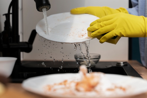 Foto vrouw probeert vuil huis schoon te maken