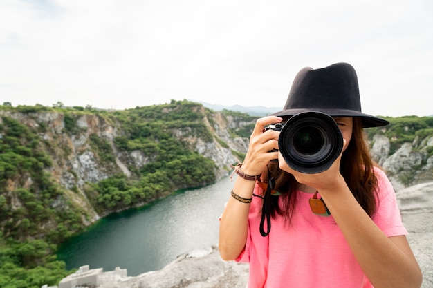 Vrouw Professionele fotograaf maakt natuurfoto