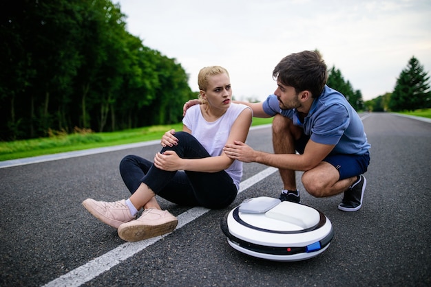 Vrouw reed langs park pad op monocycle en viel.