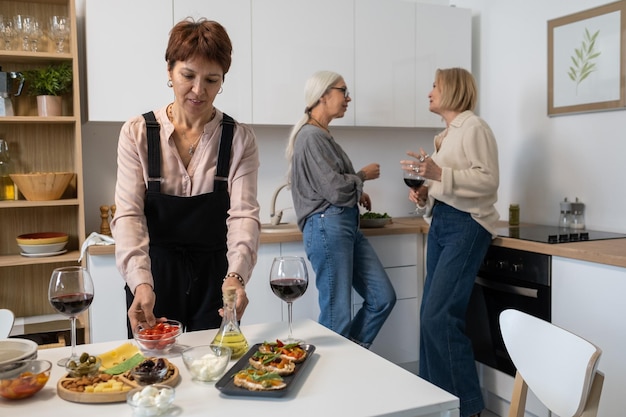 Vrouw regelt diner voor haar vrienden