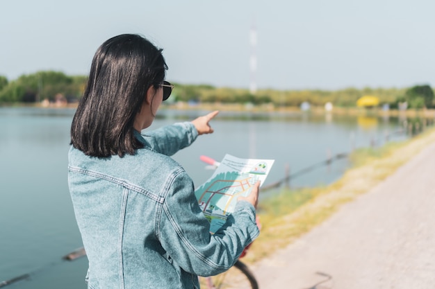 Vrouw reist de wereld rond met het concept van de rugzakvrijheid.