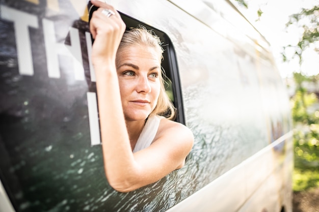 Vrouw reist in een busje in een tropisch bos