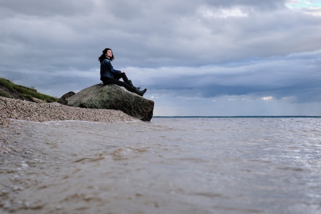 Vrouw reist langs de kust