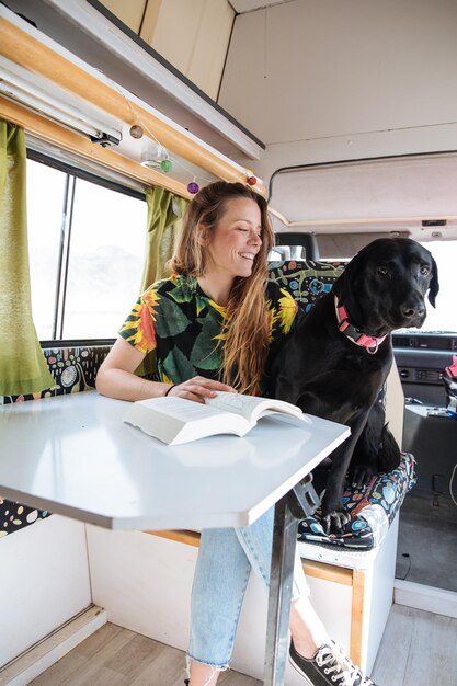 Foto vrouw reist met hond in camper