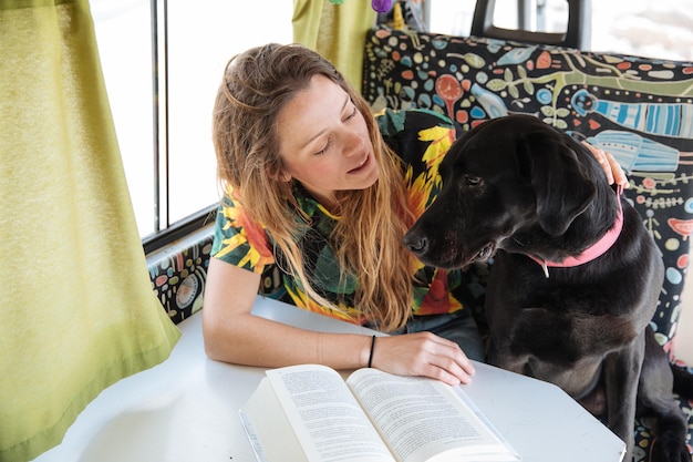 Foto vrouw reist met hond in camper