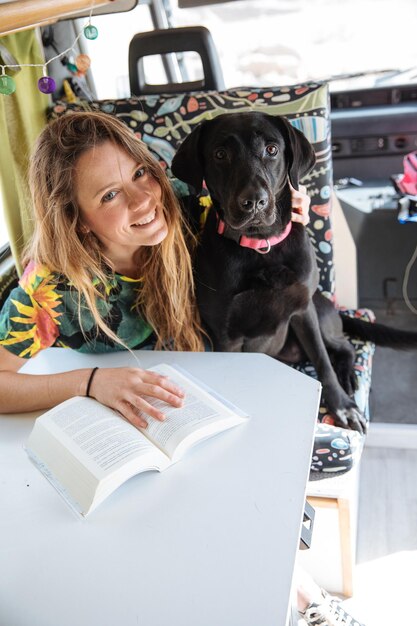 Foto vrouw reist met hond in camper