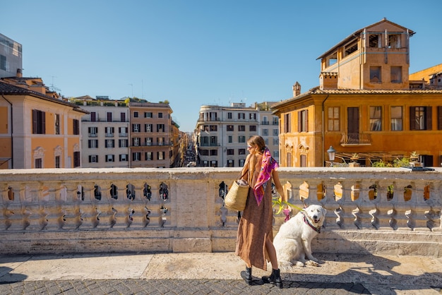 Vrouw reist met hond in Rome