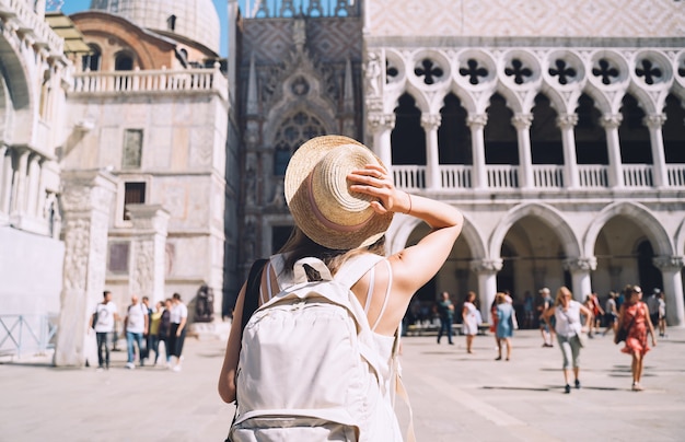 vrouw reizen italië europa meisje genieten in venetië vrouwelijke toerist wandelen op straten in venezia