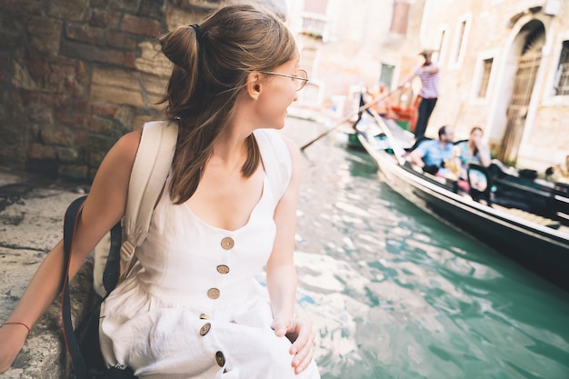 vrouw reizen italië vakantie in europa meisje geniet van prachtig uitzicht in venetië