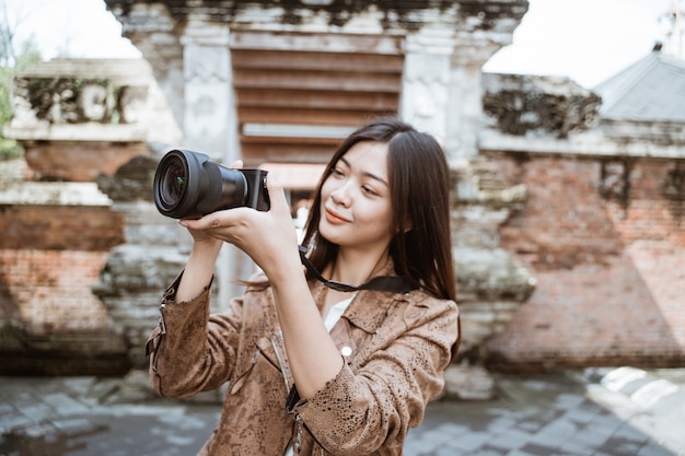 Vrouw reizen maken foto