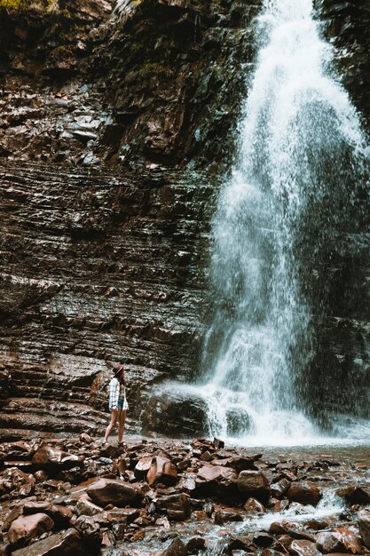 Vrouw reiziger genieten van uitzicht op waterval kopie ruimte