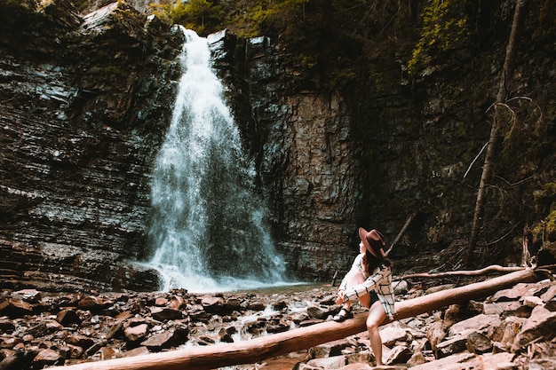 Vrouw reiziger genieten van uitzicht op waterval kopie ruimte