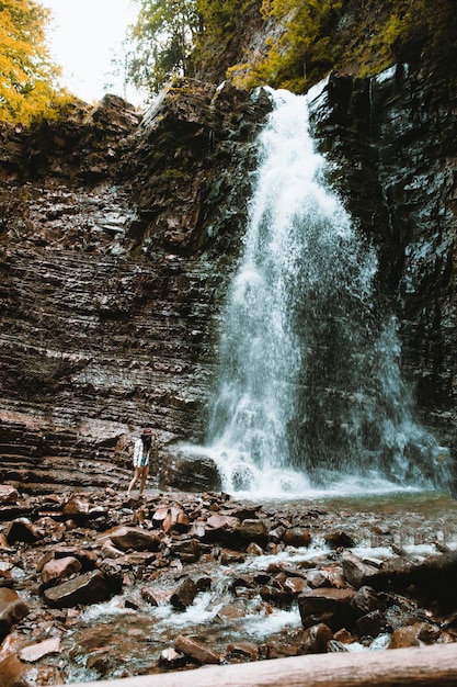 Vrouw reiziger genieten van uitzicht op waterval