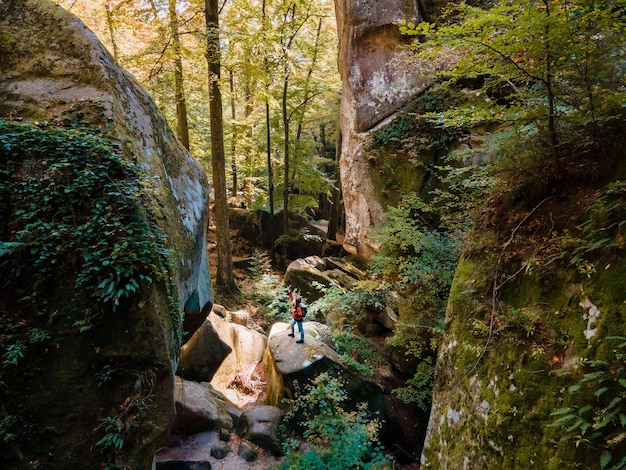 Vrouw reiziger met rugzak wandelen door parcours in canyon