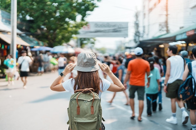 Vrouw reiziger op bezoek in Bangkok Toerist met rugzak en hoed sightseeing in Chatuchak Weekend Markt oriëntatiepunt en populaire attracties in Bangkok Thailand Reizen in Zuidoost-Azië concept