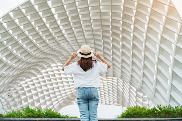 Vrouw Reiziger op bezoek in de stad Da Nang Toerist die het stadsgebouw bezoekt Oriëntatiepunt en populair voor toeristische attractie Vietnam en Zuidoost-Azië reisconcept