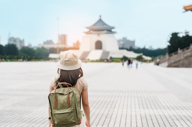 Vrouw reiziger op bezoek in taiwan toerist met rugzak sightseeing in national chiang kai shek memorial of hall freedom square taipei city landmark en populaire attracties asia travel concept