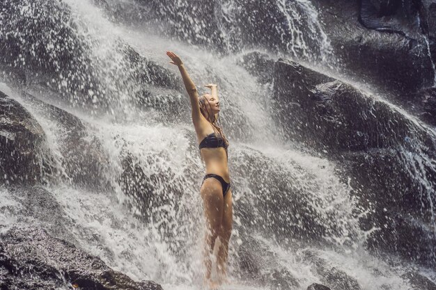 Vrouw reiziger op een waterval achtergrond Ecotoerisme concept