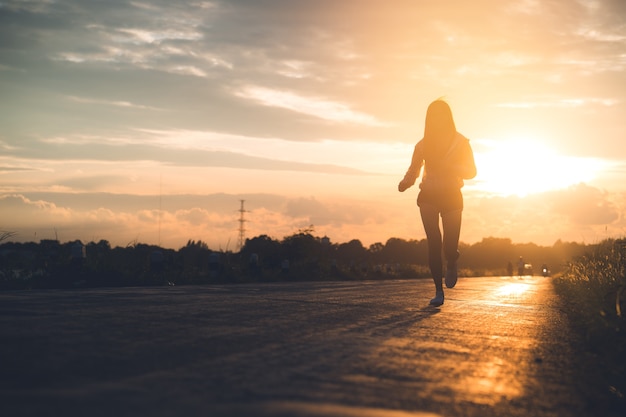 Vrouw rent op de weg