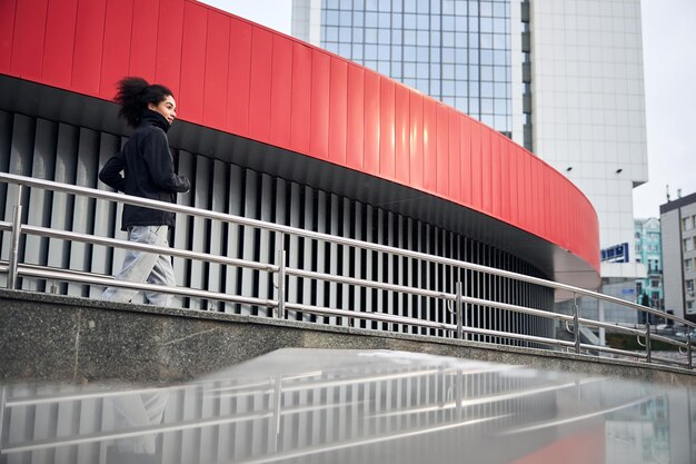 Vrouw rent over de hellende loopbrug