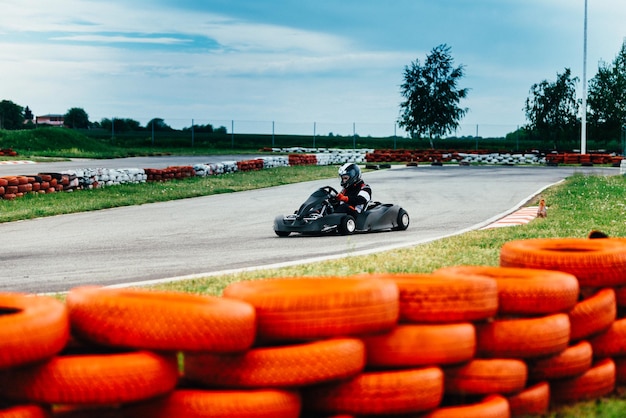 Foto vrouw rijden gocart