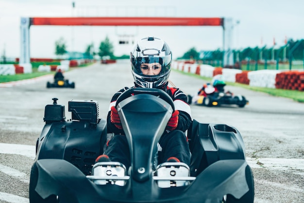 Vrouw rijden gocart