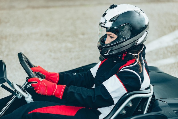 Vrouw rijden gocart
