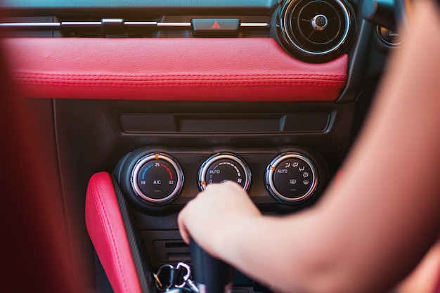 Vrouw rijden, met behulp van een handmatige transmissie stick shift.