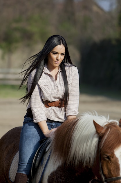 vrouw rijden op een paard