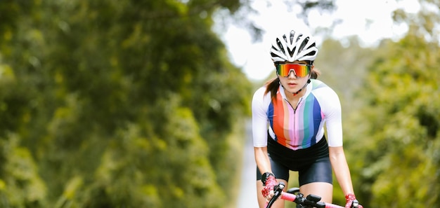 Foto vrouw rijden op fiets kopie ruimte